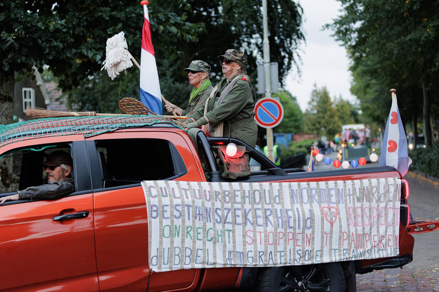 260828 optocht Langwar ZM 55 1500